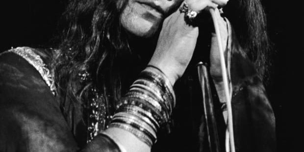 janis-joplin-with-eyes-closed-during-performance